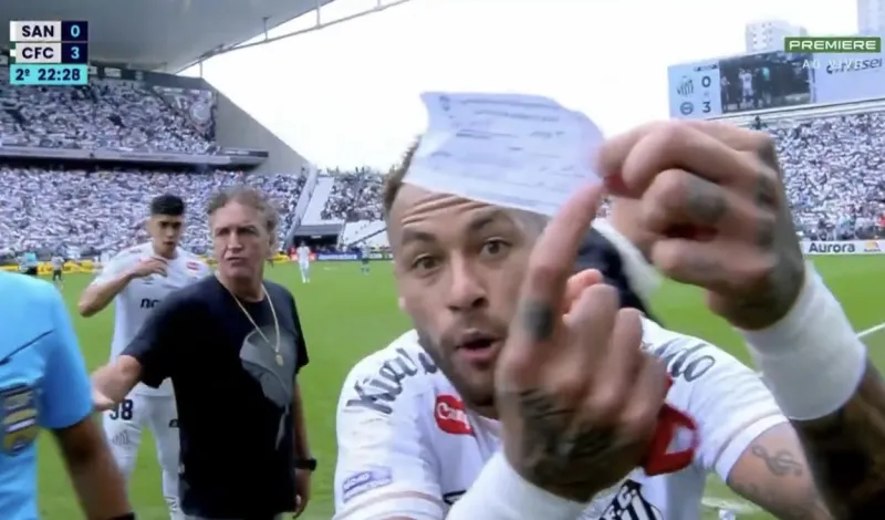Neymar pierde el control en pleno partido de Santos: árbitro lo sacó por error en el cambio, pero no lo dejó volver