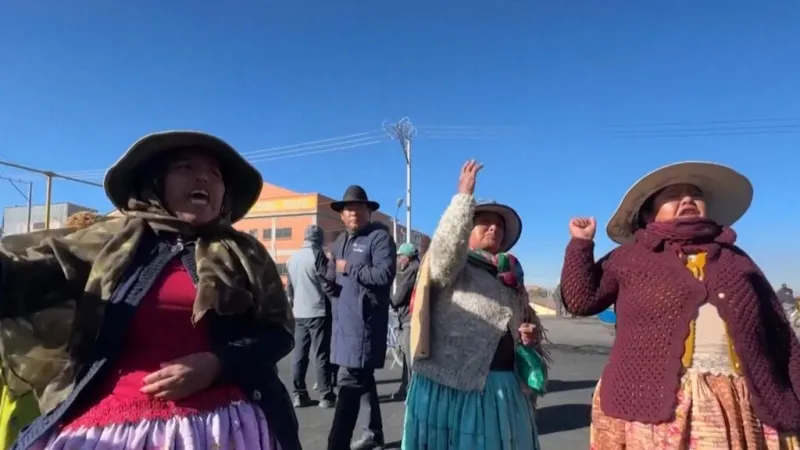 Bolivia: bloqueos endurecen la presión para aumento salarial y salida de Rodrigo Paz