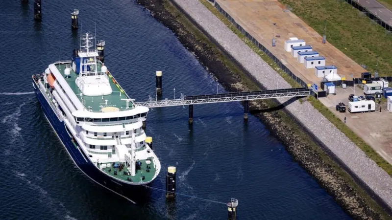 Fin de la travesía: crucero afectado por hantavirus llega a Róterdam para su desinfección