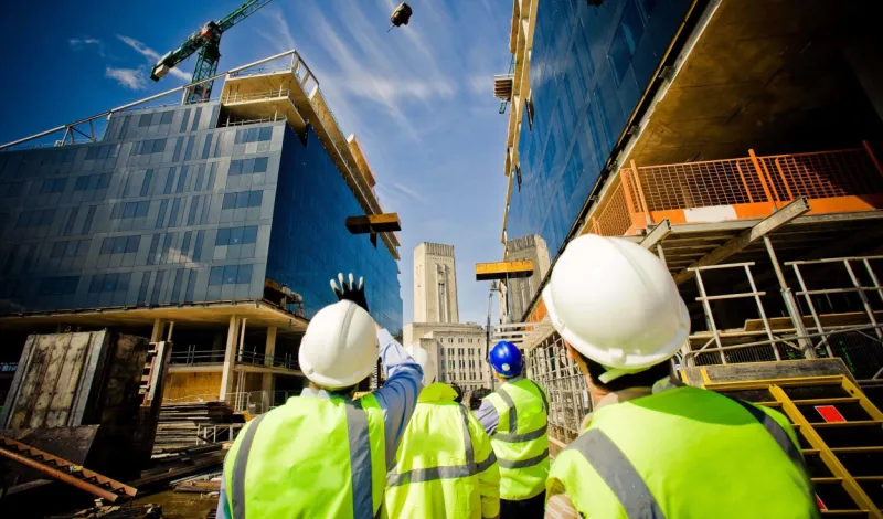 Crece la demanda de profesionales en construcción: empresas priorizan habilidades digitales y gestión