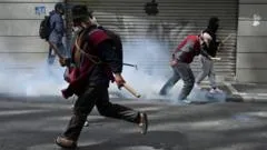 "Gasolina basura" y otros 3 motivos que explican las crecientes protestas en Bolivia que el gobierno atribuye a Evo Morales y su entorno