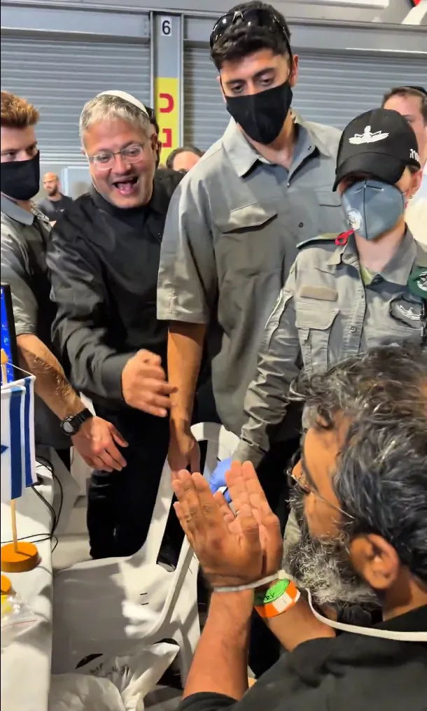 El ministro israelí Ben Gvir se encara con los activistas detenidos de la flotilla y publica un vídeo que desata la polémica