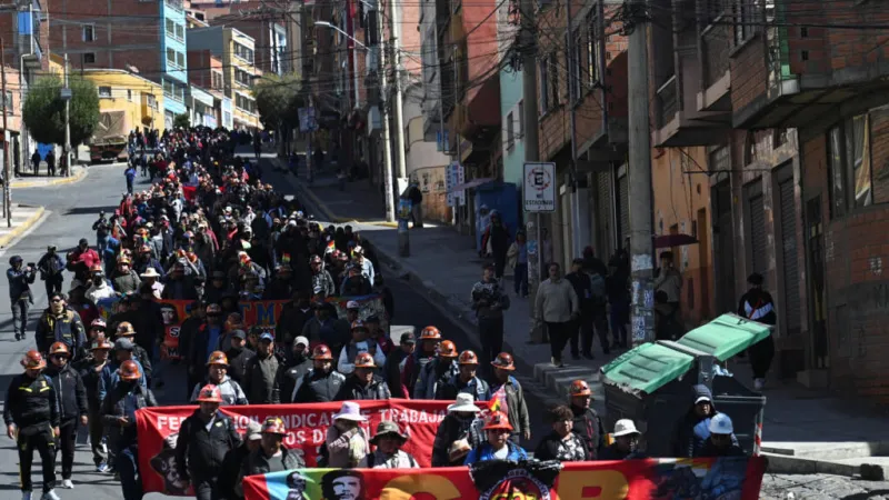 Bolivia: el Gobierno intenta el despeje de vías mientras Evo Morales pide elecciones anticipadas