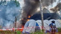 Una multitud enfurecida prende fuego a tiendas de campaña de un hospital para tratar el ébola en República Democrática del Congo