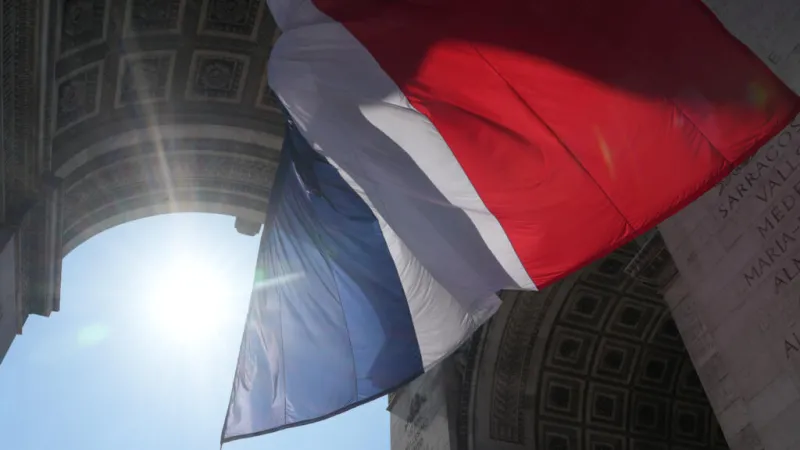 Francia lanza millonaria inyección económica en medio de temores por el déficit fiscal