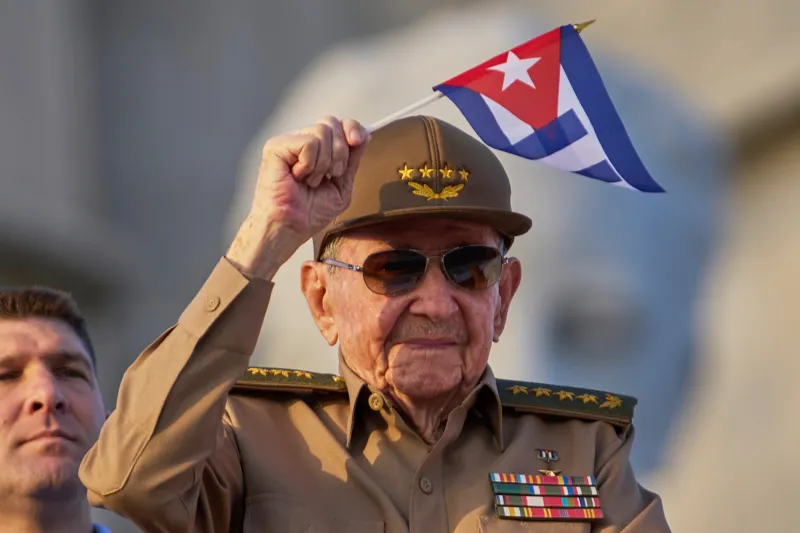 Los cubanos protestan frente a la Embajada de EEUU en Cuba en apoyo a Raúl Castro: "Repudiamos la amenaza militar y las agresiones estadounidenses"