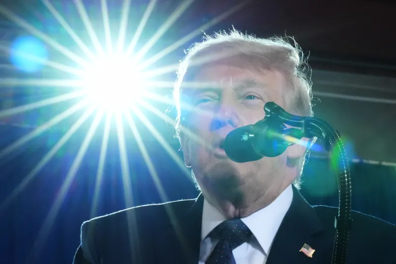 Trump no asistirá a la boda de su hijo porque dice que estamos en un momento "importante" y los medios de EEUU especulan con nuevos ataques contra Irán