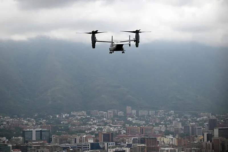 Aviones de EEUU ejecutan un ejercicio militar sobre Caracas cuatro meses después de la captura de Maduro