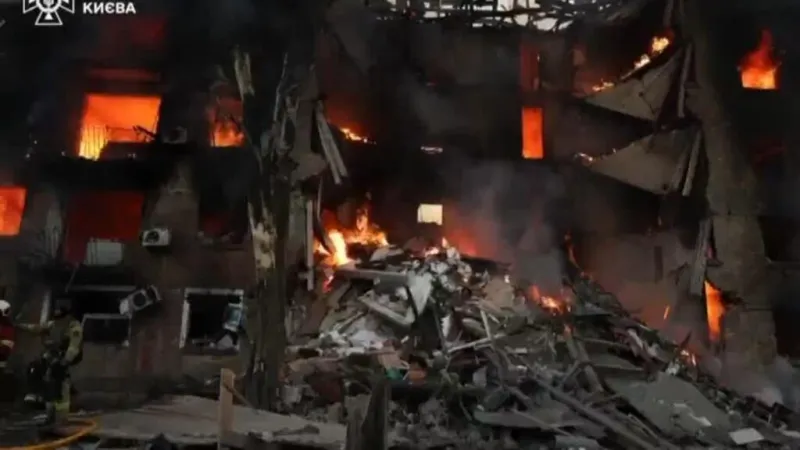 Al menos cuatro muertos en ataque ruso contra Kiev; Zelenski denuncia uso de misil Oreshnik