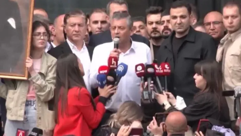 Turquía: opositores denuncian "ataque a la democracia" tras destitución del líder del partido CHP