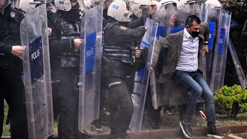Justicia turca alcanza al principal partido de oposición: destituido Ozgur Özel en el CHP