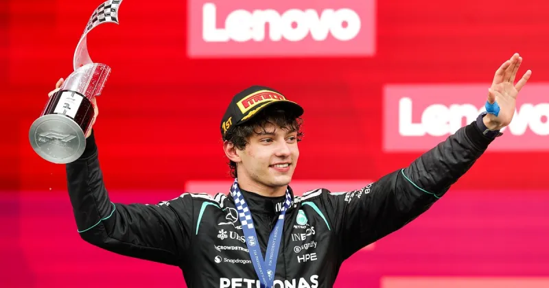Kimi Antonelli, el chico de oro de la Fórmula 1, no para de celebrar: otra vez en lo más alto del podio, junto a dos leyendas