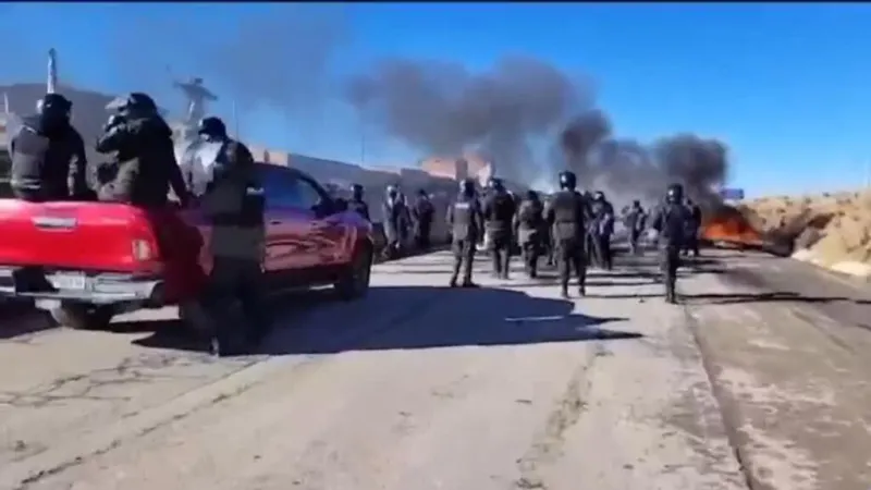 Paz reduce su salario mientras Bolivia entra a su cuarta semana de protestas