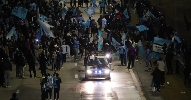 La caravana de Belgrano: una marea celeste acompañando a los campeones y un blooper que por poco no terminó en tragedia