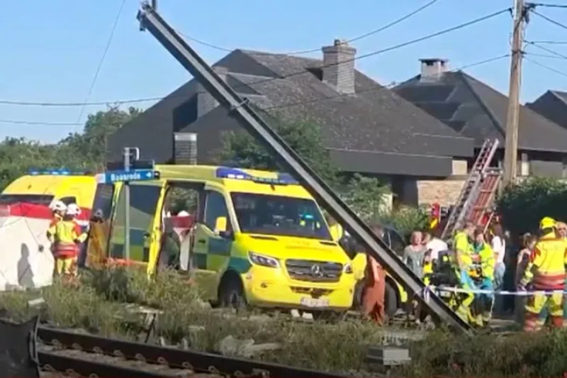 Un autobús escolar choca contra un tren en Bélgica y deja varias "víctimas"
