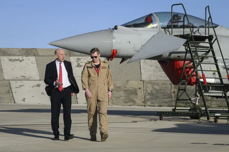 El avión en el que viaja el ministro de Defensa británico, sin GPS ni acceso a Internet por un ataque de guerra electrónica de Rusia