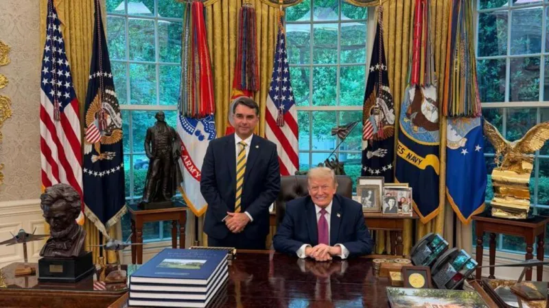 Flávio Bolsonaro se reúne con Trump en la Casa Blanca con las elecciones de Brasil en el horizonte