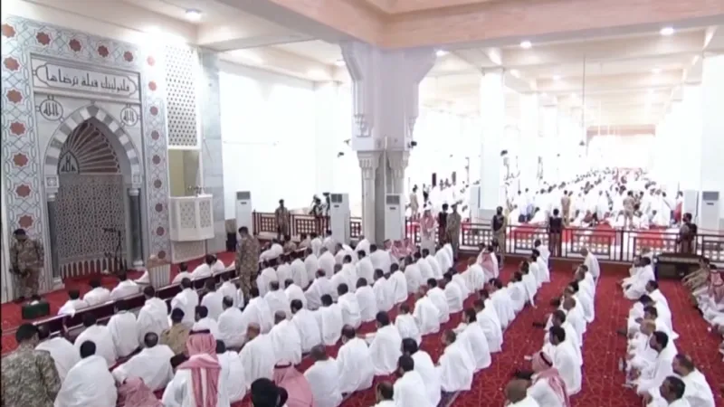 Miles de musulmanes celebran el Día de Arafah bajo altas temperaturas