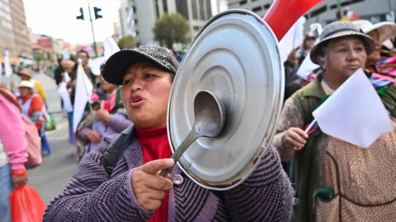 “Mientras pelean arriba, el pueblo abajo se muere de hambre”: el impacto de los bloqueos en Bolivia