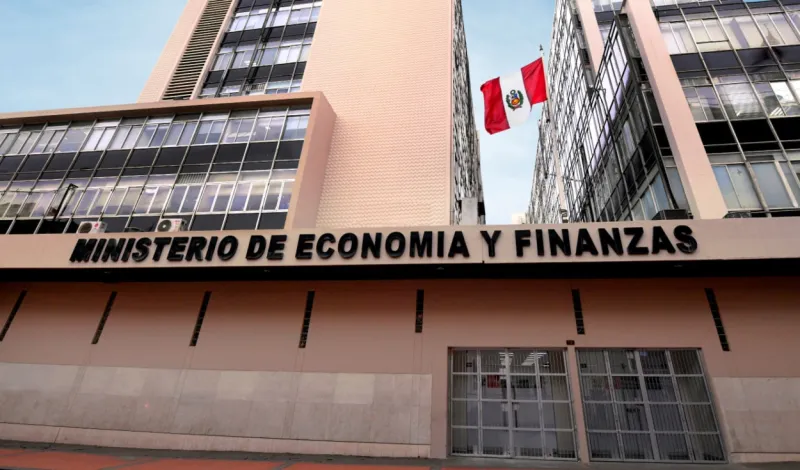 MEF calcula solo S/300 millones de espacio fiscal para negociación colectiva pese a pedidos sindicales