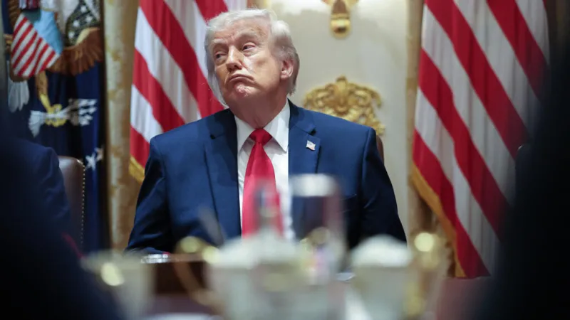 Trump dice que tomará una "decisión final" sobre el acuerdo con Irán, pero Teherán rechaza sus versiones