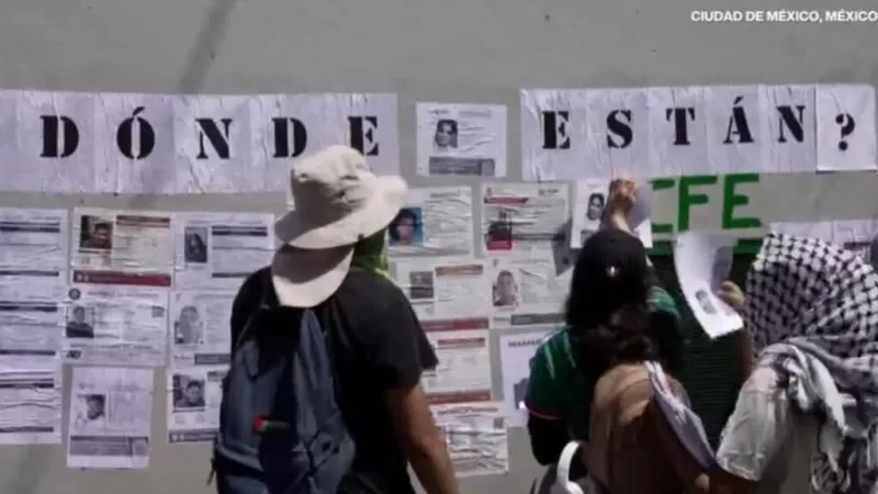 Familiares de desaparecidos irrumpen en la previa del Mundial con una protesta en Ciudad de México