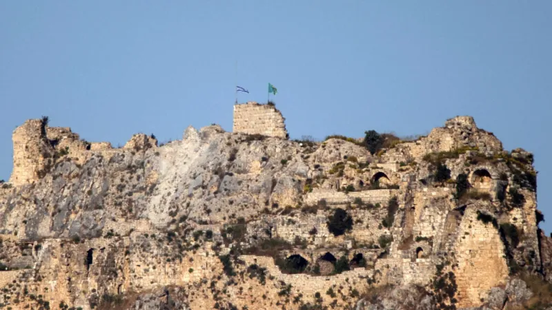 Israel captura e iza su bandera en un castillo medieval del sur del Líbano