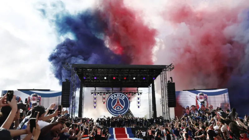 El PSG celebra la Champions junto a la Torre Eiffel tras una noche de disturbios en París