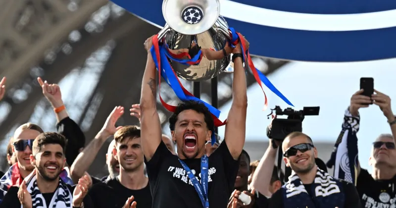 PSG celebró la Champions ante 100 mil  fanáticos y fue recibido por Macron, pero los festejos terminaron con 780 detenidos en Francia