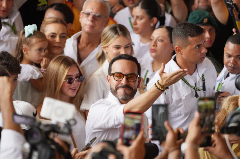 El petrista Cepeda se disputará la Presidencia de Colombia con el 'outsider' derechista De la Espriella, lanzado como un tsunami