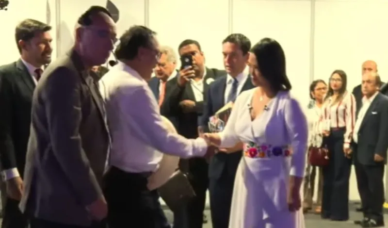 Keiko Fujimori y Roberto Sánchez se dan la la mano a minutos del debate presidencial: así fue el saludo