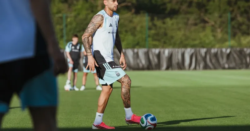 Scaloni recibió buenas noticias en el primer entrenamiento de la Selección rumbo al Mundial 2026: dos titulares clave, de alta médica