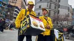 La ofensiva de China contra las "cocinas fantasma" que acaparan las aplicaciones de comida a domicilio