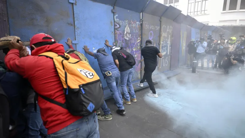 México: protestas de maestros y de familiares de desaparecidos escalan la tensión a días del Mundial