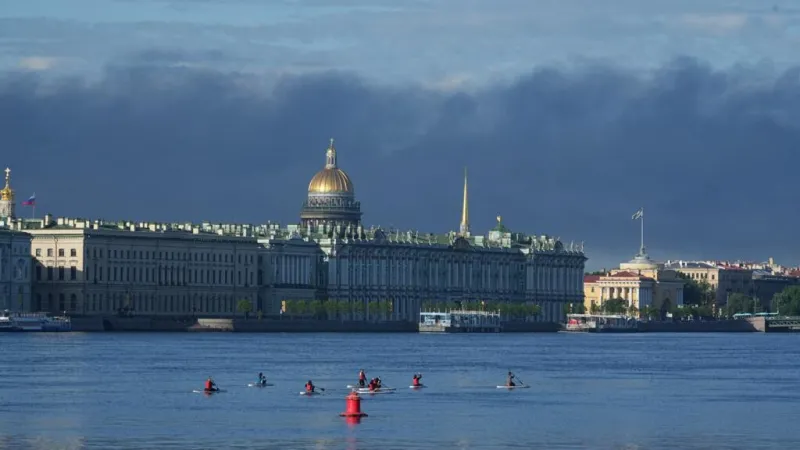 Ucrania contraataca: impacta una terminal petrolera en San Petersburgo durante foro económico de Putin