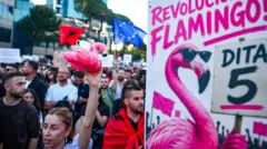 La revolución de los flamencos: las masivas protestas en Albania en contra del resort que quieren construir Ivanka Trump y Jared Kushner