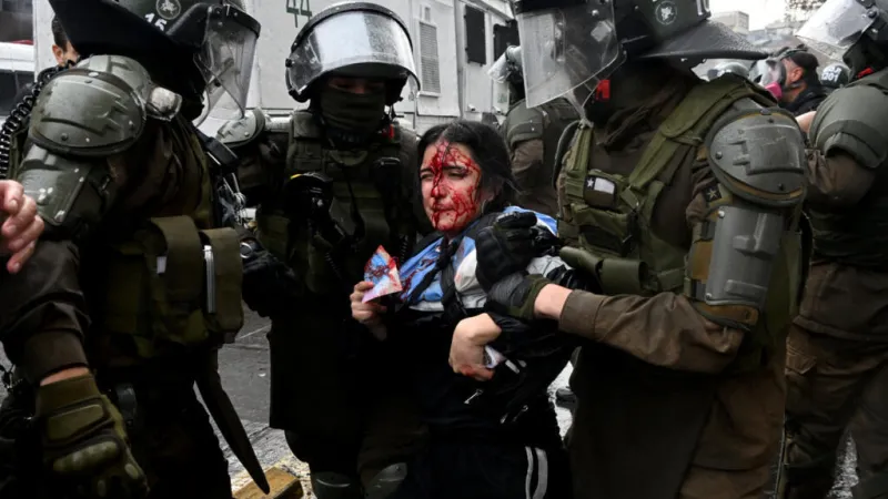 "No es ajuste, es robo": choques y denuncias de represión en primera gran marcha contra Kast en Chile
