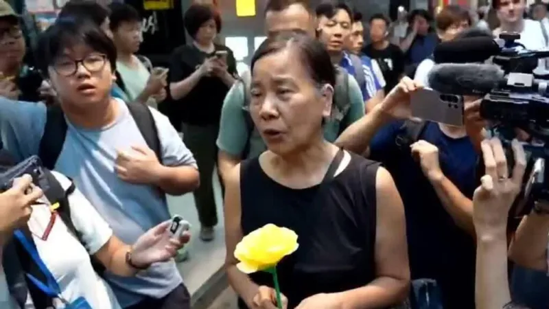 Ciudadanos en Hong Kong desafían las restricciones y recuerdan el aniversario de Tiananmen