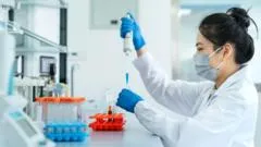 Cómo es la primera vacuna creada con IA y por qué supone un "cambio fundamental" ante futuras pandemias
