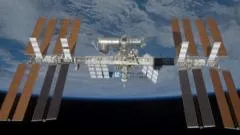 Astronautas de la EEI se ven obligados a refugiarse en una nave acoplada durante la reparación de una fuga de aire