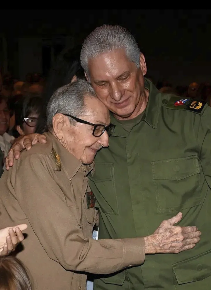 Raúl Castro sale de su escondite para celebrar sus 95 años