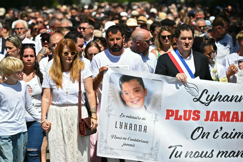 Los vecinos de Fleurance participan en una marcha blanca en memoria de la pequeña Lyhanna: "¿Por qué no intervenimos hace meses?"