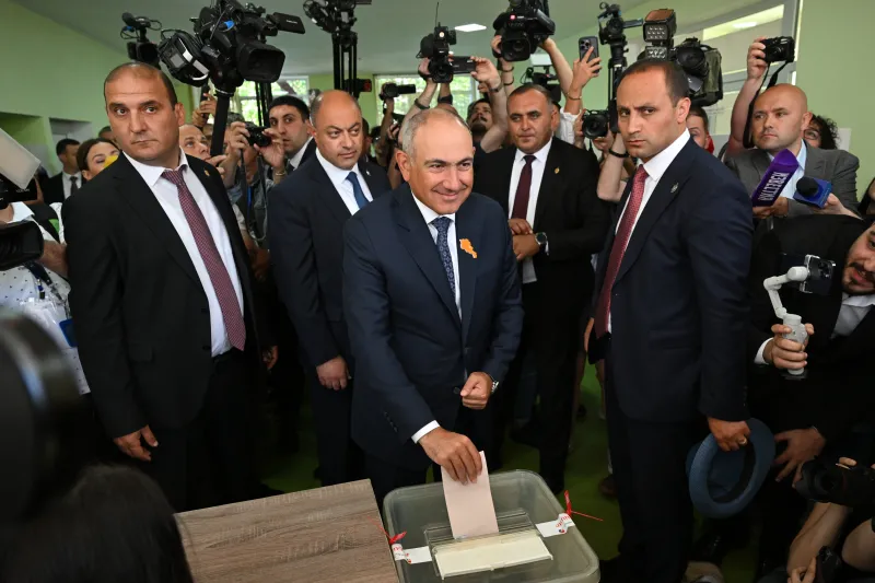 Pashinián gana las elecciones parlamentarias armenias, según los sondeos a pie de urna