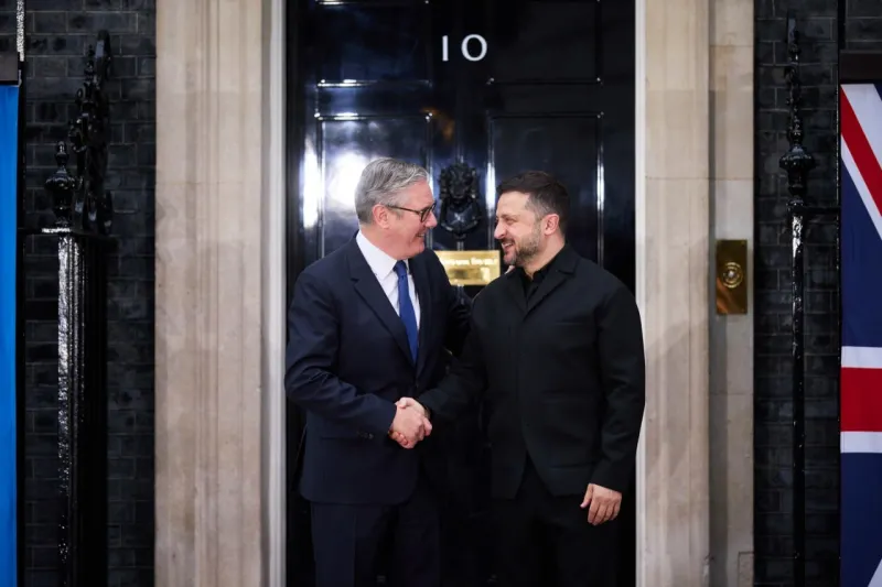 Zelenski se reúne con Macron, Merz y Starmer en Reino Unido tras un ataque ruso contra una instalación nuclear de Chernóbil