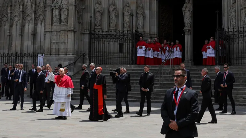 El papa León XIV llega a Barcelona donde inaugurará una nueva torre de la Sagrada Familia