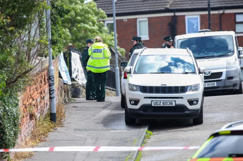 La policía de Irlanda del Norte detiene a un hombre sudanés por un "salvaje" apuñalamiento que dejó a la víctima en estado grave