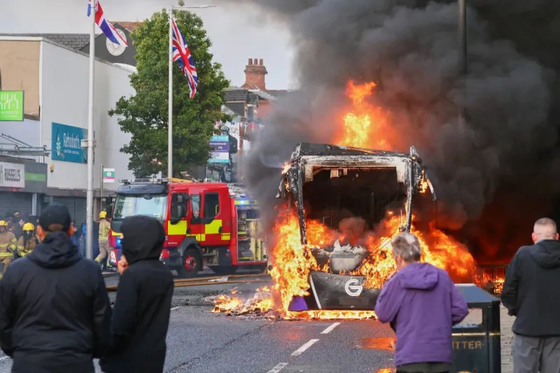 Cientos de manifestantes incendian vehículos y bloquean calles tras un apuñalamiento en Belfast