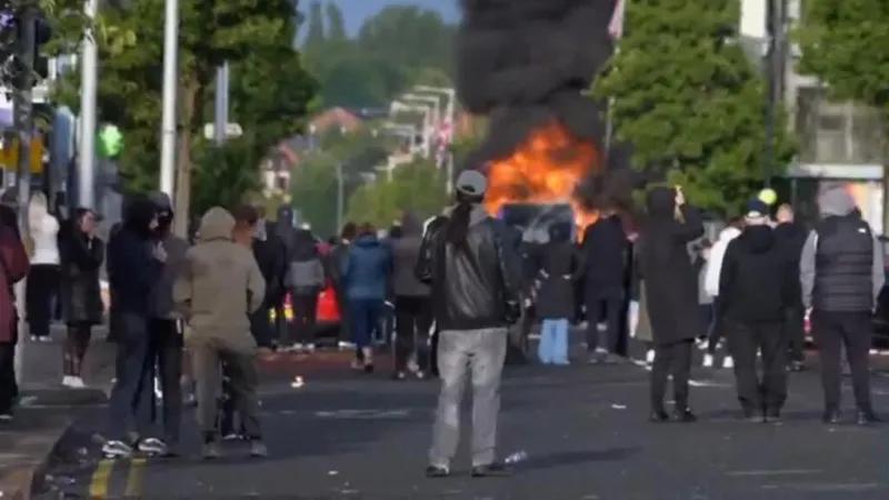 Protestas antiinmigración por ataque con cuchillo en Irlanda del Norte