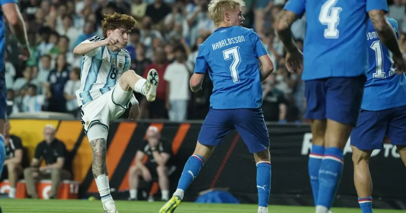 Valentín Barco está tocado por la varita en la Selección: sacó un zurdazo entre mil piernas y puso el 1-0 contra Islandia