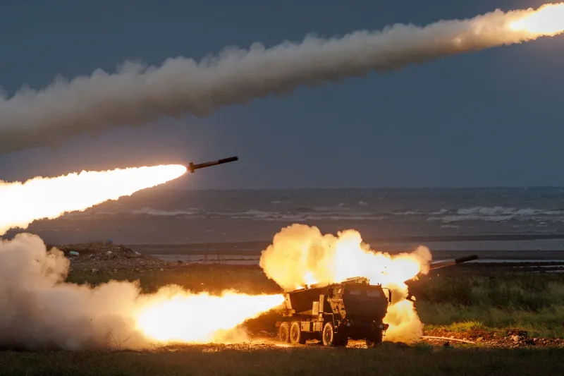 Taiwan dispara por primera vez su sistema lanzacohetes HIMARS frente a aguas del Estrecho